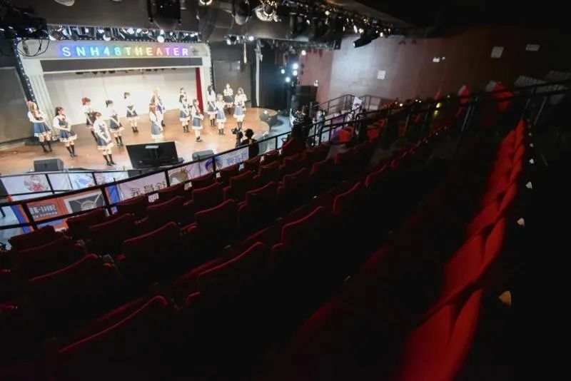 新闻动态 行业资讯       演出团体snh48在虹口区星梦剧院举办了一场